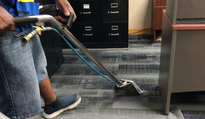 An expert cleaning office carpet