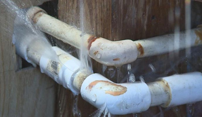 emergency water pipe break water splash