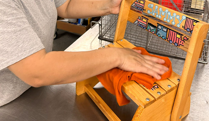 An expert is cleaning a content after restoration